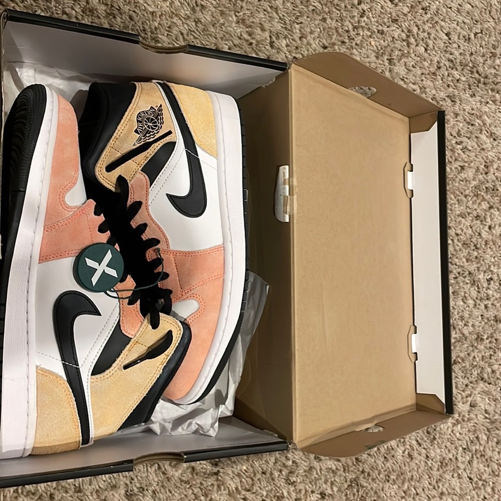Jordan one mid SE flight club. StockX verified. Orange. Nike stockX verified